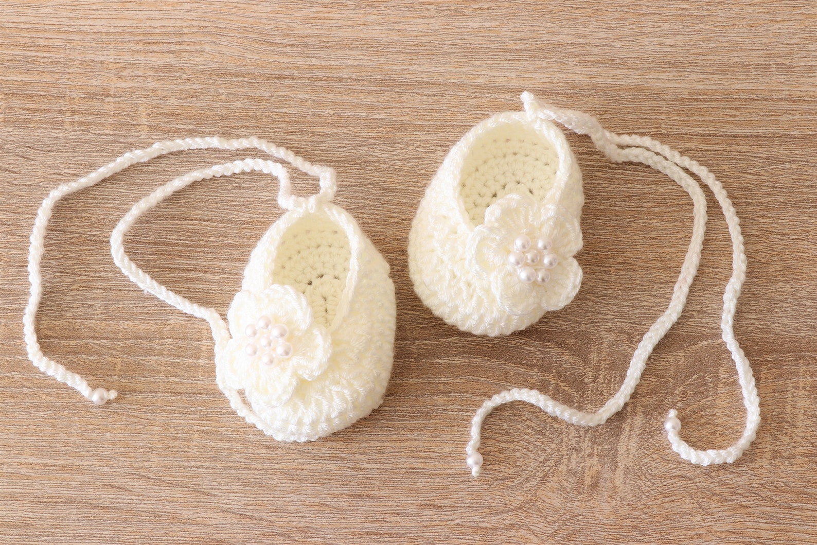 white baby girl flower shoes - preemie girl shoes - crochet baby shoes - baby girl gift - baby ballet shoes - mary janes - newbo