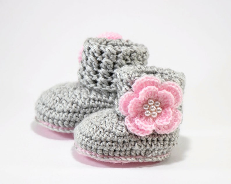 Pink and gray baby girl flower hat and booties set, Newborn Girl clothes, Preemie girl clothes, Crochet booties and hat, Baby Girl gift image 3