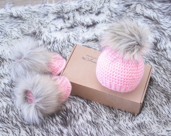 Juego de gorros y botines de niña de ganchillo, botines y sombrero de niña bebé, traje de niña prematuro, sombrero de pom pom de piel, botines de piel, regalo de niña recién nacida