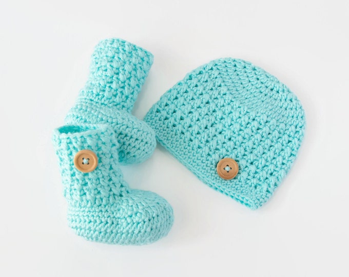 Turquoise baby beanie and socks, Newborn Hat and Booties set, Neutral Baby gift, Crochet Baby Beanie, Baby socks, Infant Hat and Socks