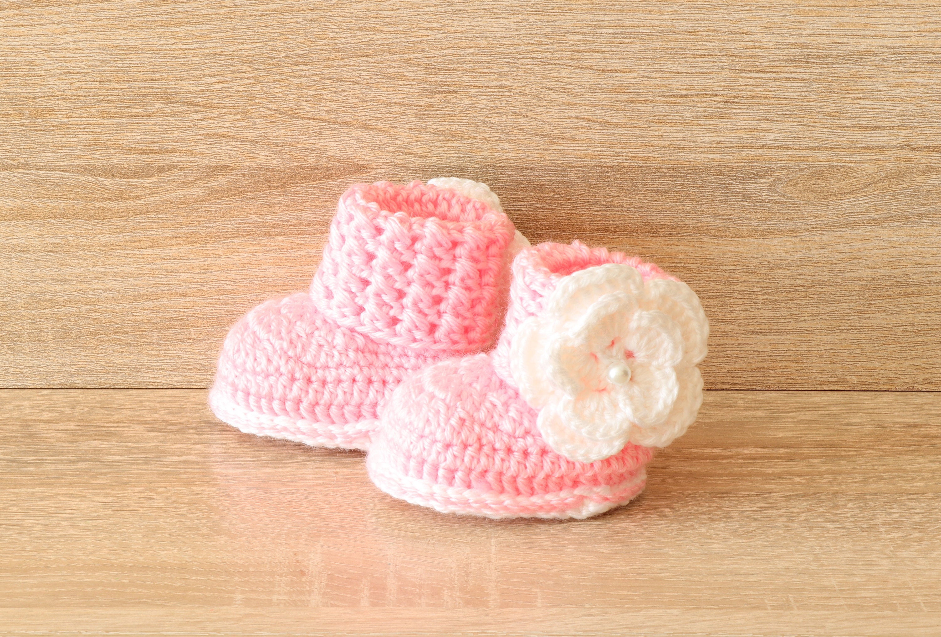 Newborn girl boots- Crochet flower booties