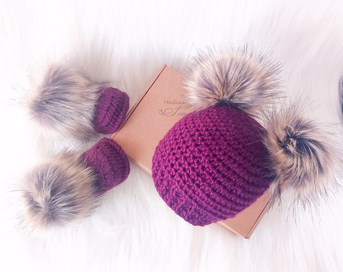 Grape purple baby girl booties and hat, Fur double pom pom beanie, Crochet fur boots, Newborn girl outfit, preemie girl hat and booties set