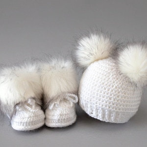 Crochet Baby booties and hat, White and black hat and Booties, Baby shower gift, Baby winter clothes, Double pom pom hat, Faux fur booties