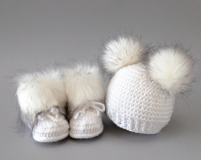 Crochet Baby booties and hat, White and black hat and Booties, Baby shower gift, Baby winter clothes, Double pom pom hat, Faux fur booties