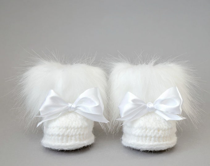 White fur baby boots with bows, Unisex baby boots Crochet Baby booties, Baby winter boots, Faux fur booties, Baby girl shoes, Baby girl gift