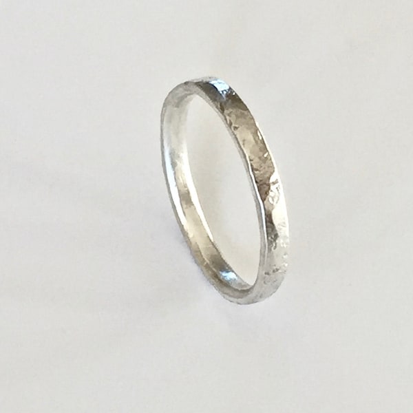 Silberring mit beunruhigter Textur, recyceltes Sterlingsilber, stapelbarer dünner Ring, Ehering, Herrenverlobungsring, handgefertigt 925