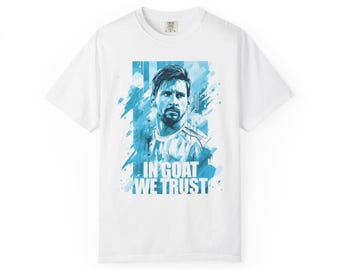 Camiseta Lionel Messi "In Goat We Trust" Comfort Colors – Ropa retro para aficionados al fútbol