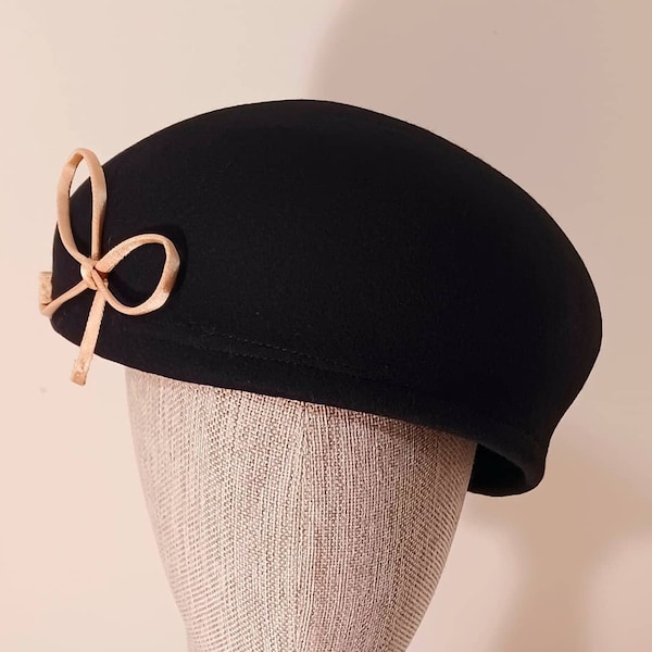 Women's Gorgeous designer black and beige beret, made to order, black felt women's hat, beige bow, fall and winter hat