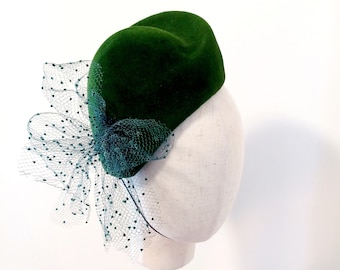 Fascinator in feltro verde foresta, mini-berretto con velo francese vintage