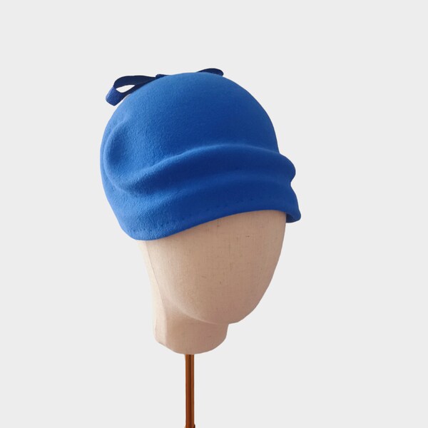 Royal Blue Felt Cloche, blauwe vilten clochehoed uit de jaren 60 met petersham lint, mooie gebogen vorm