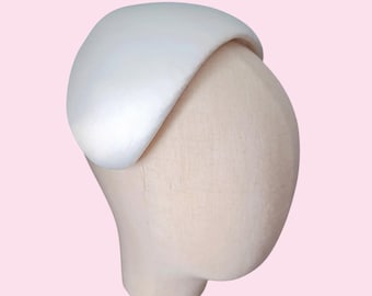 Cerchietto da sposa in seta avorio con fascinator bianco: berretto da giulietta in raso duchessa, elegante copricapo da sposa