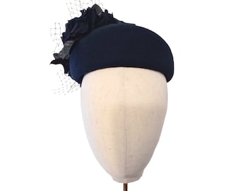 Marineblauer Pillbox Fascinator, Fascinator aus Seide, Rosen und Schleier, formelle Anlässe