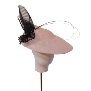 Kapelusz okolicznościowy Kentucky Derby Royal Ascot w kolorze szampana z plisowaną czarną krynoliną i wykończeniem w kolorze kości słoniowej i czarnego pióra