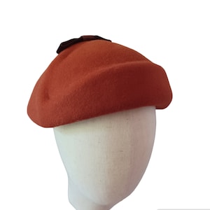 Rust/cinnamon brown color felt ladie&#39;s vintage-style hat with chocolate brown velvet bow, beret pillbox with velvet bow plump, curved shape