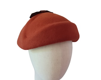 Rust/cinnamon brown color felt ladie&#39;s vintage-style hat with chocolate brown velvet bow, beret pillbox with velvet bow plump, curved shape