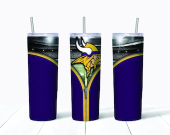 Può includere: Tre bicchieri in acciaio inossidabile con cannucce. Il bicchiere centrale presenta un design a cerniera che rivela un campo da football e il logo dei Minnesota Vikings. Gli altri due bicchieri sono viola unito con un dettaglio di cerniera giallo.