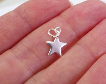 Puede incluir: Un charm de estrella de plata con un bucle para sujetarlo a un collar o pulsera.