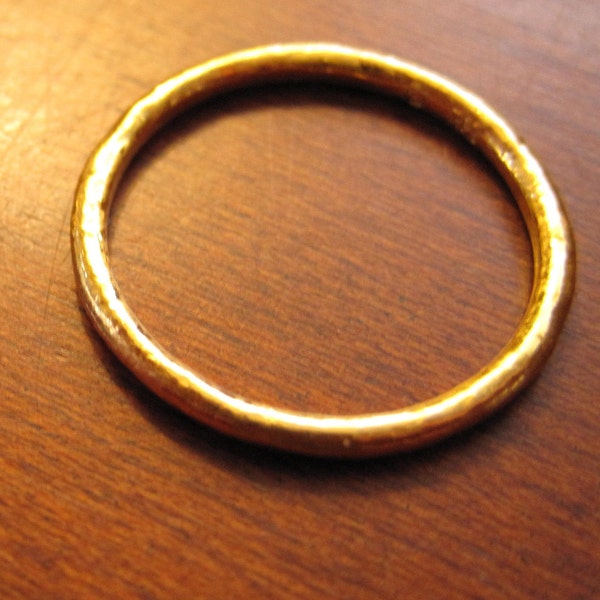 Anillo simétrico de oro macizo de 24 k con acabado natural
