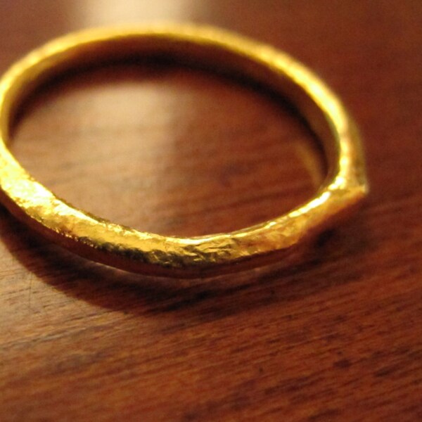 Anillo de oro sólido de 24k con acabado natural