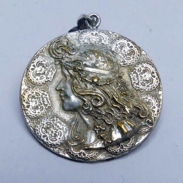 Beau bouton / pendentif Alphonse Mucha original Art nouveau ultra rare, bronze argenté et or !