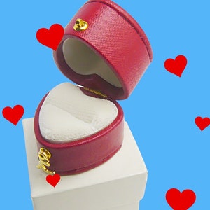 Rare vintage heart ring box classic red leatherette new old stock!