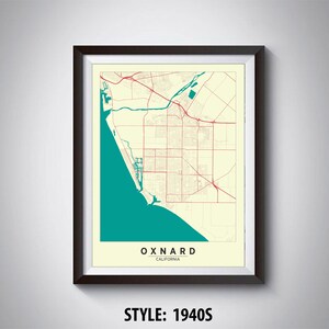 Może przedstawiać: Wizerunek mapy Oxnard w Kalifornii w stylu vintage. Mapa znajduje się w czarnej ramie i przedstawia turkusowy brzeg i czerwone drogi.