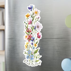 Puede incluir: Un fondo blanco con un ramo de flores de colores y el texto "buck trump" en cursiva marrón.