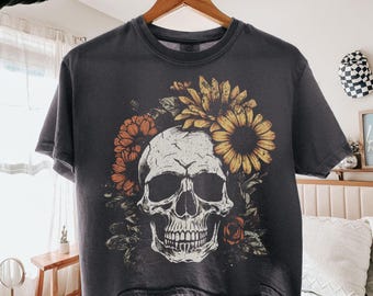 Koszulka z grafiką czaszki, koszula z czaszką w stylu boho, koszulka w stylu vintage grunge comfort color, koszula retro summerween, koszulka z grafiką upiornych kwiatów