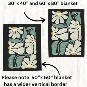 Peut inclure: Deux images montrant la diff&eacute;rence de taille de bordure pour une couverture florale. L'image de gauche montre une couverture de 30" x 40" avec une bordure plus petite. L'image de droite montre une couverture de 60" x 80" avec une bordure plus grande. Le texte "Veuillez noter que la couverture de 50" x 60" a une bordure verticale plus large" est sous les images.