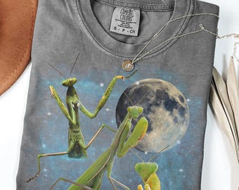 Vintage 90s Praying Mantis Shirt, Unisex Weirdcore Tee, Retro Insect Nature Tee, Funny Creepy Cute Comfort Colors Tee, Y2K Grunge Bug Shirt