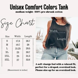 Pu&ograve; includere: Una canotta senza maniche grigio scuro con una tabella delle taglie che mostra le misure di larghezza e lunghezza in pollici. Il testo recita Unisex Comfort Colors Tank, medium weight 100% pre-shrunk cotton, e include una tabella per le taglie S-3XL.