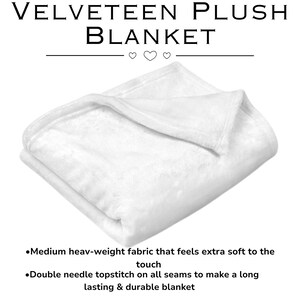 Peut inclure: Une couverture en peluche velout&eacute;e blanche pli&eacute;e en deux. La couverture est faite d'un tissu doux et moyen qui est doux au toucher. La couverture est surpiqu&eacute;e sur toutes les coutures pour la rendre durable et r&eacute;sistante.