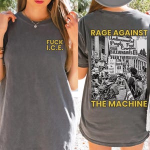 Puede incluir: Camiseta gris oscuro con el texto "FUCK I.C.E." en la parte delantera. La parte trasera de la camiseta presenta un gr&aacute;fico en blanco y negro con las palabras "RAGE AGAINST THE MACHINE" y otro texto.