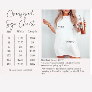 Puede incluir: Vestido camiseta blanco de gran tama&ntilde;o con una tabla de tallas. La tabla enumera las tallas S a 4XL, con medidas de ancho de 46,35 a 75,57 cm y largos de 67,56 a 85,09 cm. La modelo lleva una XL.