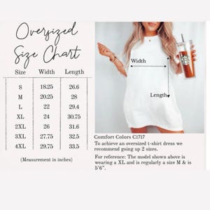 Op de afbeelding: Witte oversized t-shirtjurk met een maattabel. De tabel geeft maten S tot 4XL weer, met breedte- en lengtematen in inches. Het model draagt een XL en heeft normaal maat M.