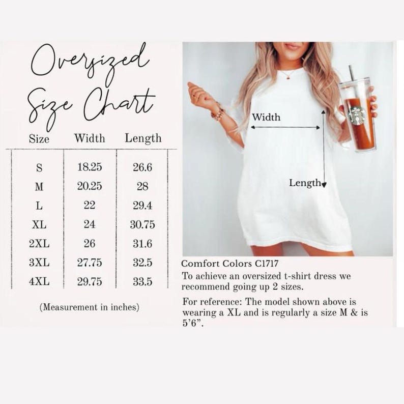 Op de afbeelding: Witte oversized t-shirtjurk met een maattabel. De tabel geeft maten S tot 4XL weer, met breedte- en lengtematen in inches. Het model draagt een XL en heeft normaal maat M.