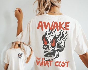 Despierta a lo que cuesta camisas vintage de calavera, camisa irónica, camisa grunge, ropa alternativa, camiseta gráfica vintage de colores cómodos, estética boho hippie