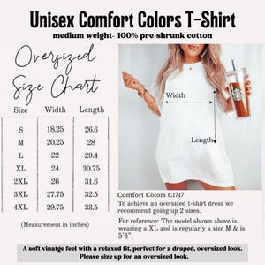 Pu&ograve; includere: Una t-shirt bianca con una tabella delle taglie che mostra le misure di larghezza e lunghezza in pollici per le taglie dalla S alla 4XL. La tabella include il testo Unisex Comfort Colors T-Shirt, 100% cotone prelavato e dettagli modello C1717.