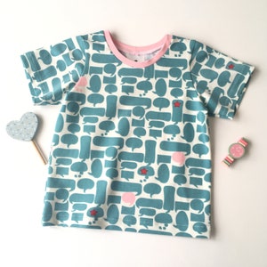 T-shirt met tekst ballonnen. Kinder truitje, babyshirt. Kindershirt in blauw, roze en rood. Shirtje met korte mouwen.