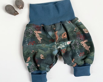 Pantalon bébé. Sarouel vert foncé avec lapins, cerfs et hiboux