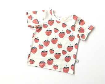 Weiches Shirt mit Erdbeeren. Früchtchen Shirt. Kinder-T-Shirt mit Früchten. Kinder Top. Bio-Baumwoll-Strickstoff. Kleinkinder Top