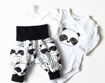 Baby set van witte tricot met panda's. Broek en romper, Kraamkado.