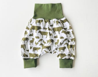 Wit broekje met groene boerderijdieren. Groene boorden.