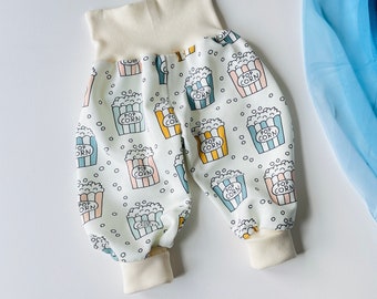 Pantaloni per bambini popcorn. Pantaloni larghi alla turca. Tessuto in maglia jersey bianco sporco con popcorn. Pantaloni infantili