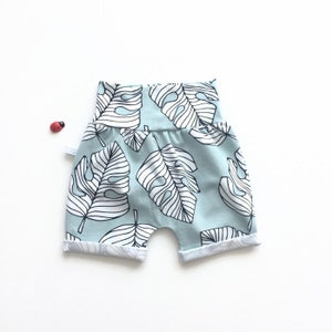 Letzter: Mintfarbene schmal geschnittene Shorts mit weißen tropischen Blättern. Größe 3 Monate. Kleinkind oder Baby Shorts. Bio Baumwollstoff Elvelyckan Monstera Bild 2