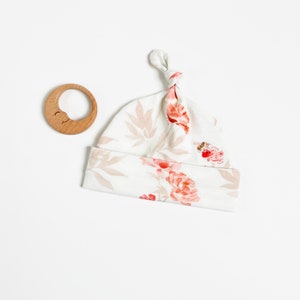 Baby Mütze mit Rosen und Bienen, Baby Knotenmütze, Knotenmütze, Knotenmütze, Blumen Print Mütze, Baby Mütze aus Baumwolle, Neugeborenen Mütze