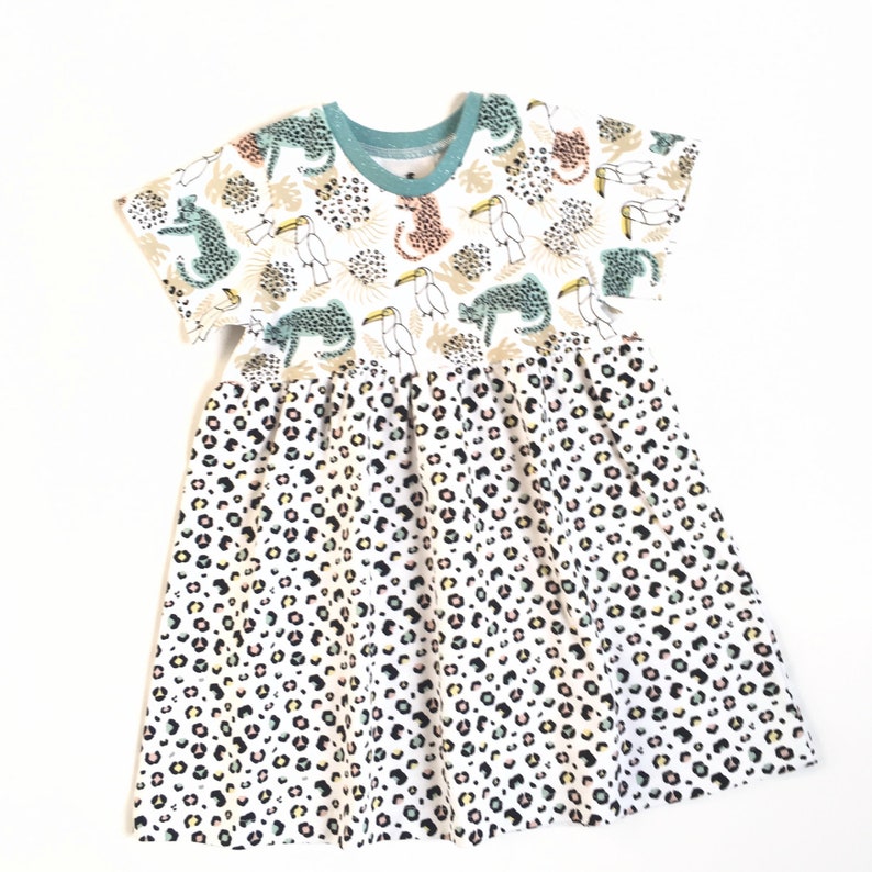 Girl's dress with leopards. Size 12 18 months White dress. White jersey fabric with leopards and leopard spots. Skater dress image 4