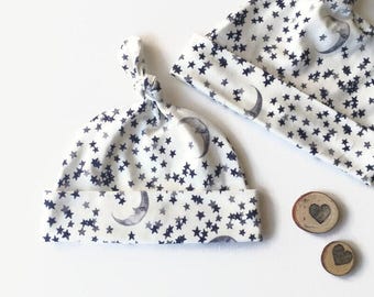 Off white hat with stars and moons. Organic cotton. Baby knotted hat, knot hat, knotted hat, cotton baby hat, newborn hat