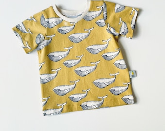 Biologisch shirtje met walvissen. T-shirt met walvissen. Geel kinder shirt, babyshirt. Biologisch shirt. Shirtje met korte mouwen.