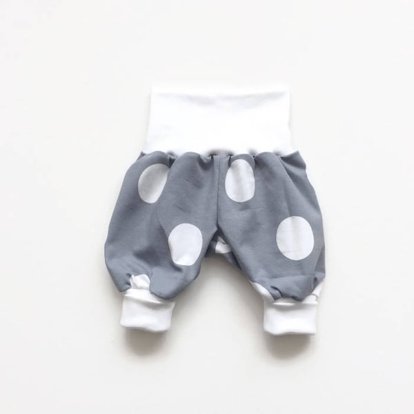 Pantalon boule gris à gros pois. Pantalon large confortable pour bébé. Sarouel avec taille et poignets rabattus blancs